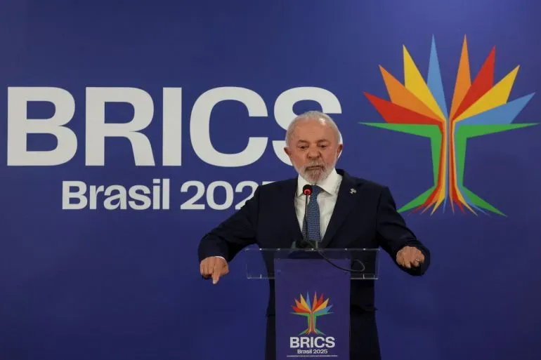 رئيس البرازيل لويس إيناسيو لولا دا سيلفا يتحدث في قمة البريكس 2025، مع خلفية تحمل شعار المجموعة وألوانها.