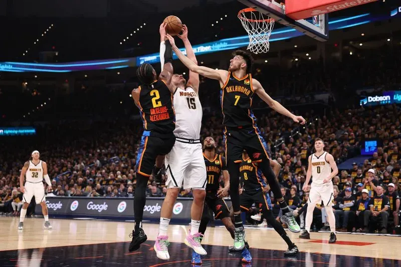 تصدي مثير للاهتمام بين نيكولا جوكيتش من دنفر ناجتس وشاي جيلجوس-ألكسندر من أوكلاهوما ثاندر خلال مباراة بلاي أوف.