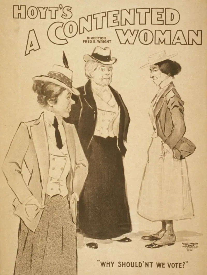 صورة توضح ثلاث نساء يرتدين ملابس تاريخية، تتحدث إحداهن مع الأخرى حول حقوق النساء، مع تساؤل عن حق التصويت.