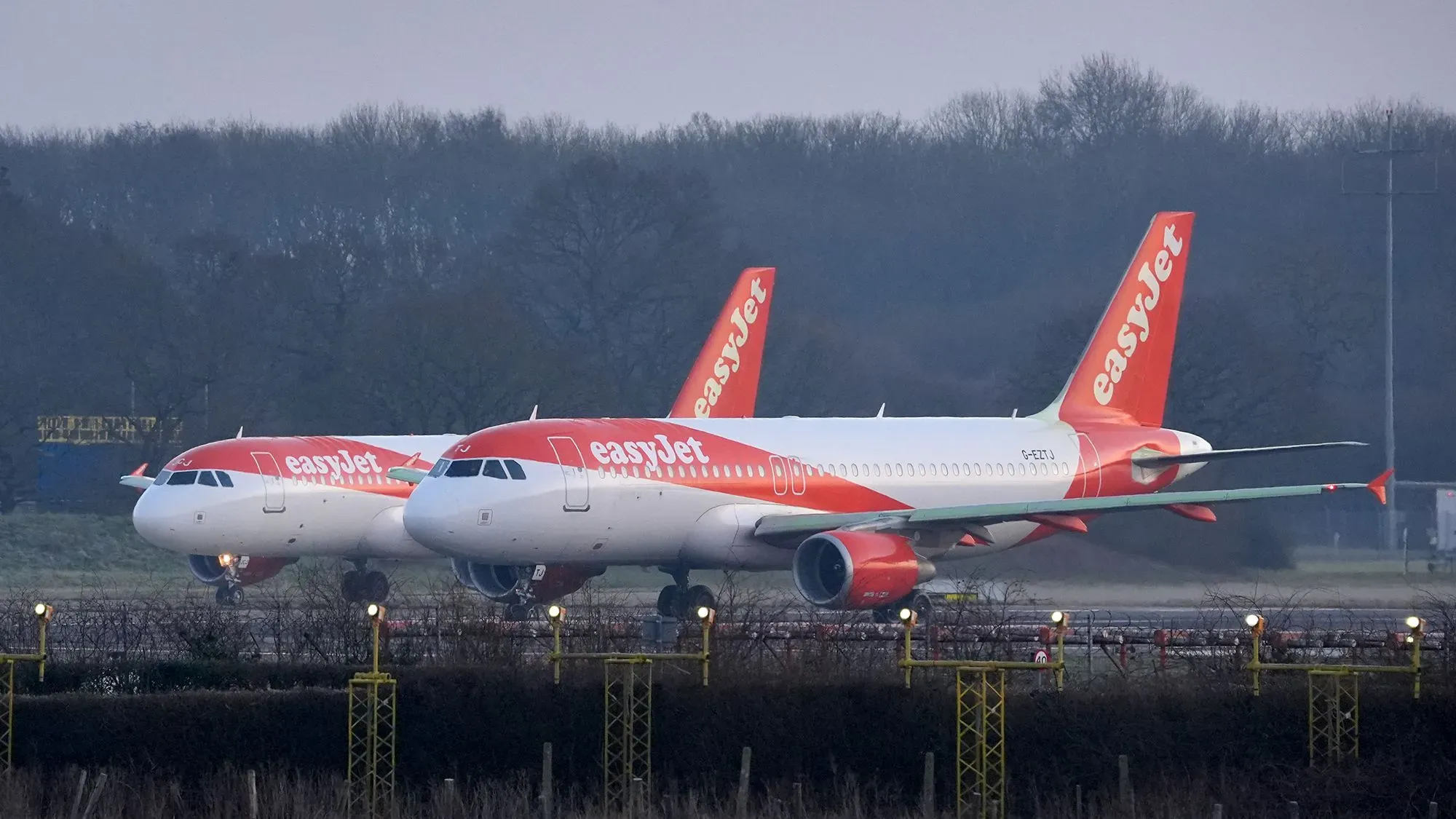طائرتان من طراز إيرباص A320 لشركة إيزي جيت متوقفتان على مدرج، بعد حادث تحذيري بالقرب من جبل خلال رحلة من مانشستر إلى الغردقة.