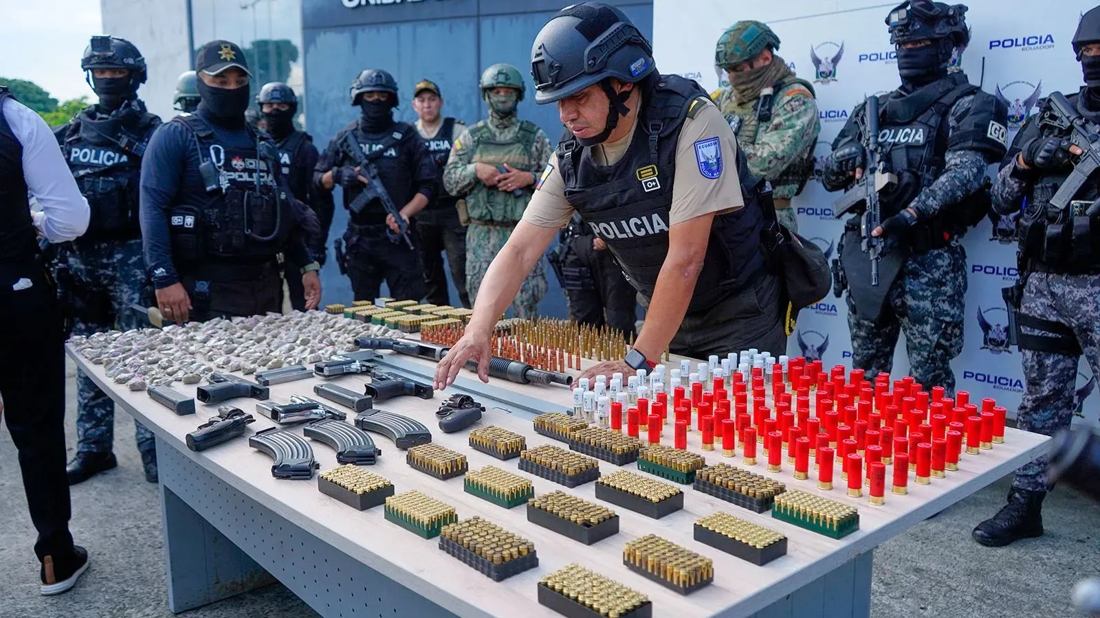 عناصر الشرطة تفحص أسلحة وذخائر مصادرة بعد الهجوم المسلح في غواياكيل، في إطار جهود مكافحة الجريمة في الإكوادور.