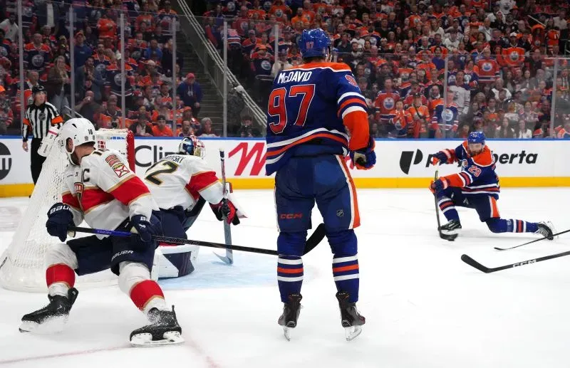 إدمونتون أويلرز يسجل هدفًا في مباراة نهائي كأس ستانلي ضد فلوريدا بانثرز، مع كونور مكدافيد في الخلفية وجمهور متحمس في المدرجات.