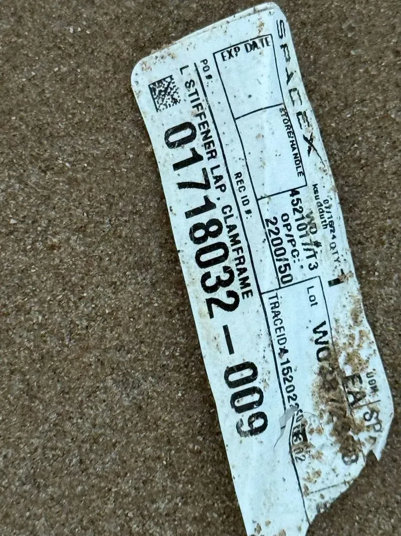 قطع من الحطام تحمل علامة "سبيس إكس" عالقة على رمال شاطئ بغداد في المكسيك، مما يهدد البيئة المحلية والسلاحف البحرية المهددة بالانقراض.