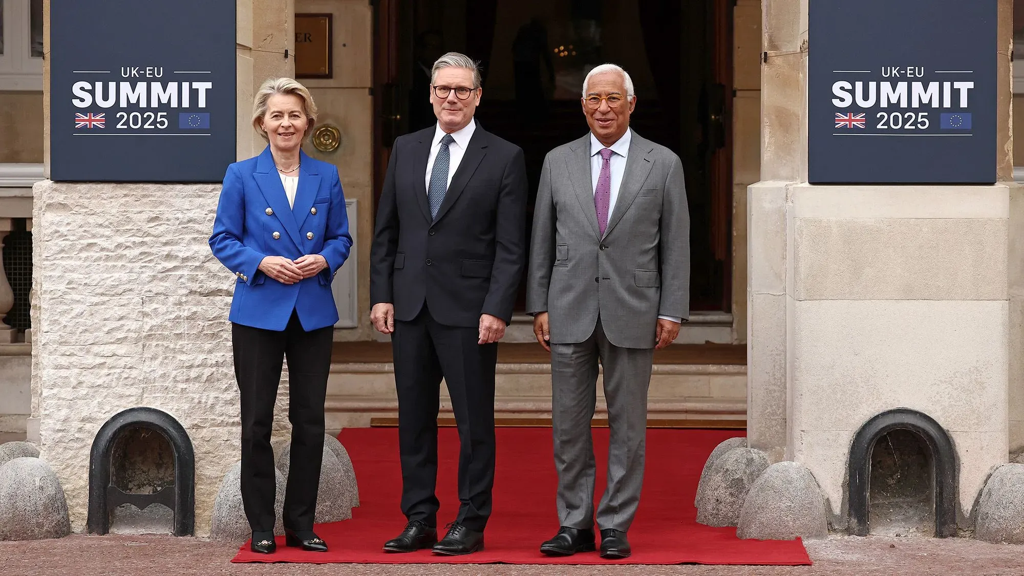 قادة المملكة المتحدة والاتحاد الأوروبي في قمة تاريخية، حيث تم الإعلان عن اتفاق جديد يشمل الدفاع والهجرة والتجارة.