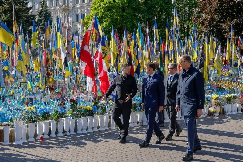 قادة ألمانيا وفرنسا وبريطانيا وبولندا يسيرون في ميدان الاستقلال في كييف، محاطين بالأعلام الأوكرانية، تكريمًا للجنود الأوكرانيين.