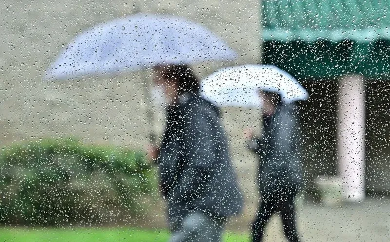 سكان جنوب كاليفورنيا يسيرون تحت المطر حاملين المظلات، وسط تحذيرات من الفيضانات والانهيارات الأرضية بعد حرائق الغابات.