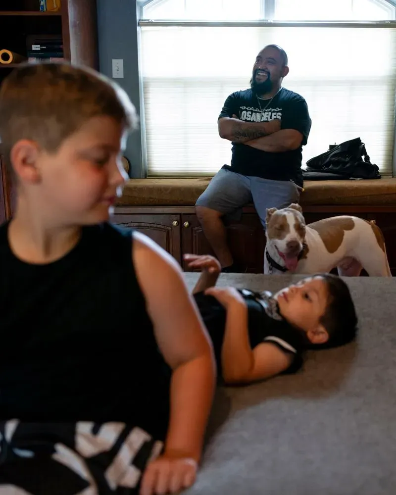 ساشا وخوليو مع أطفالهما في منزلهم، حيث يستعدون للانتقال إلى المكسيك بعد قرار مغادرة الولايات المتحدة.