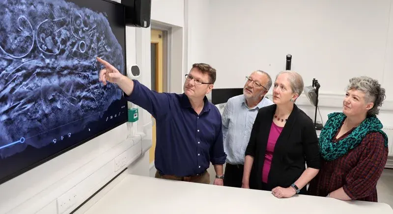 فريق من علماء الآثار في جامعة دورهام يستعرض تفاصيل الكنز الأثري من العصر الحديدي، مع التركيز على القطع المعدنية الفريدة.