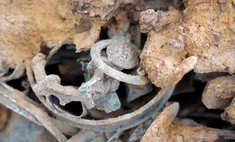 اكتشاف كنز Melsonby من العصر الحديدي، يتضمن قطعًا معدنية فريدة مثل مكونات العربات، مما يعكس ثراء وتكنولوجيا تلك الفترة في بريطانيا.