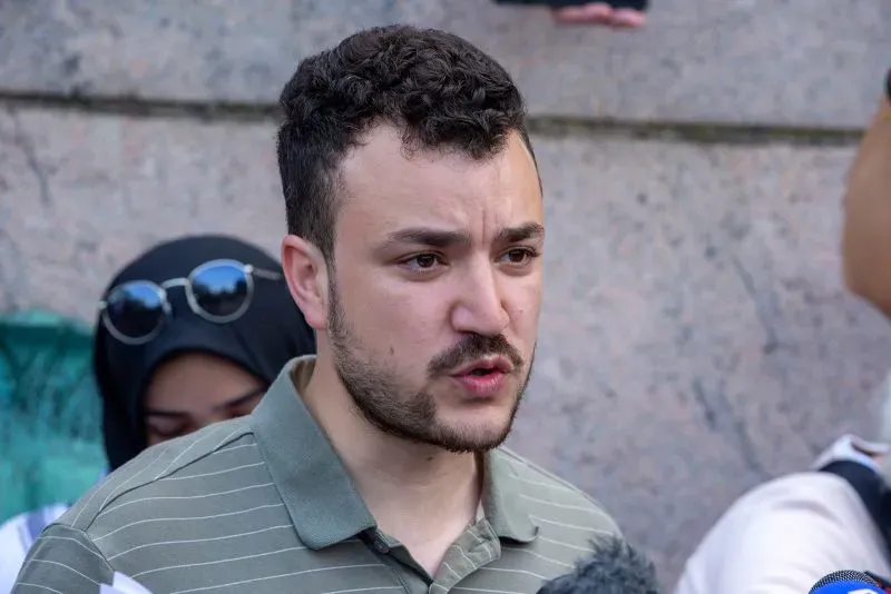 محمود خليل، ناشط فلسطيني، يتحدث في تجمع عام، حيث يعبر عن قضايا حقوق الإنسان ويواجه الاعتقال من قبل إدارة الهجرة الأمريكية.