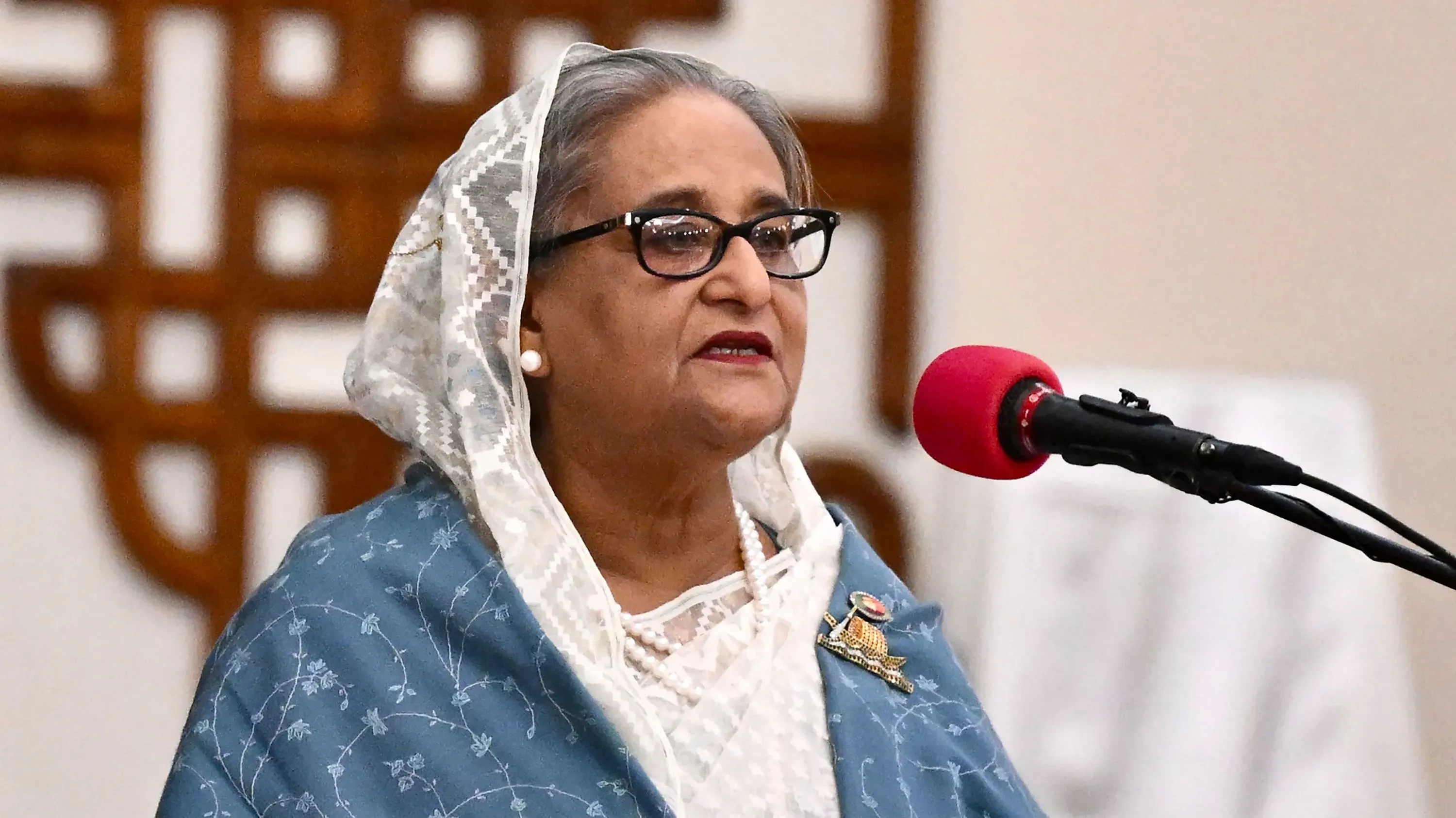 تظهر رئيسة وزراء بنغلاديش السابقة، الشيخة حسينة، أثناء حديثها في حدث رسمي، مع التركيز على الأهمية السياسية الحالية في البلاد.