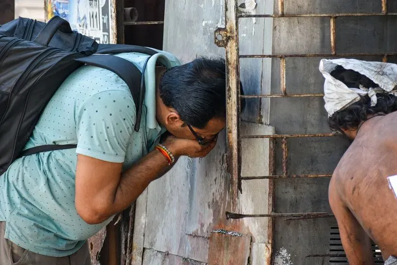 رجل يتسلم الماء في ظل موجة حر شديدة تؤثر على الهند وباكستان، حيث ترتفع درجات الحرارة بشكل غير مسبوق.