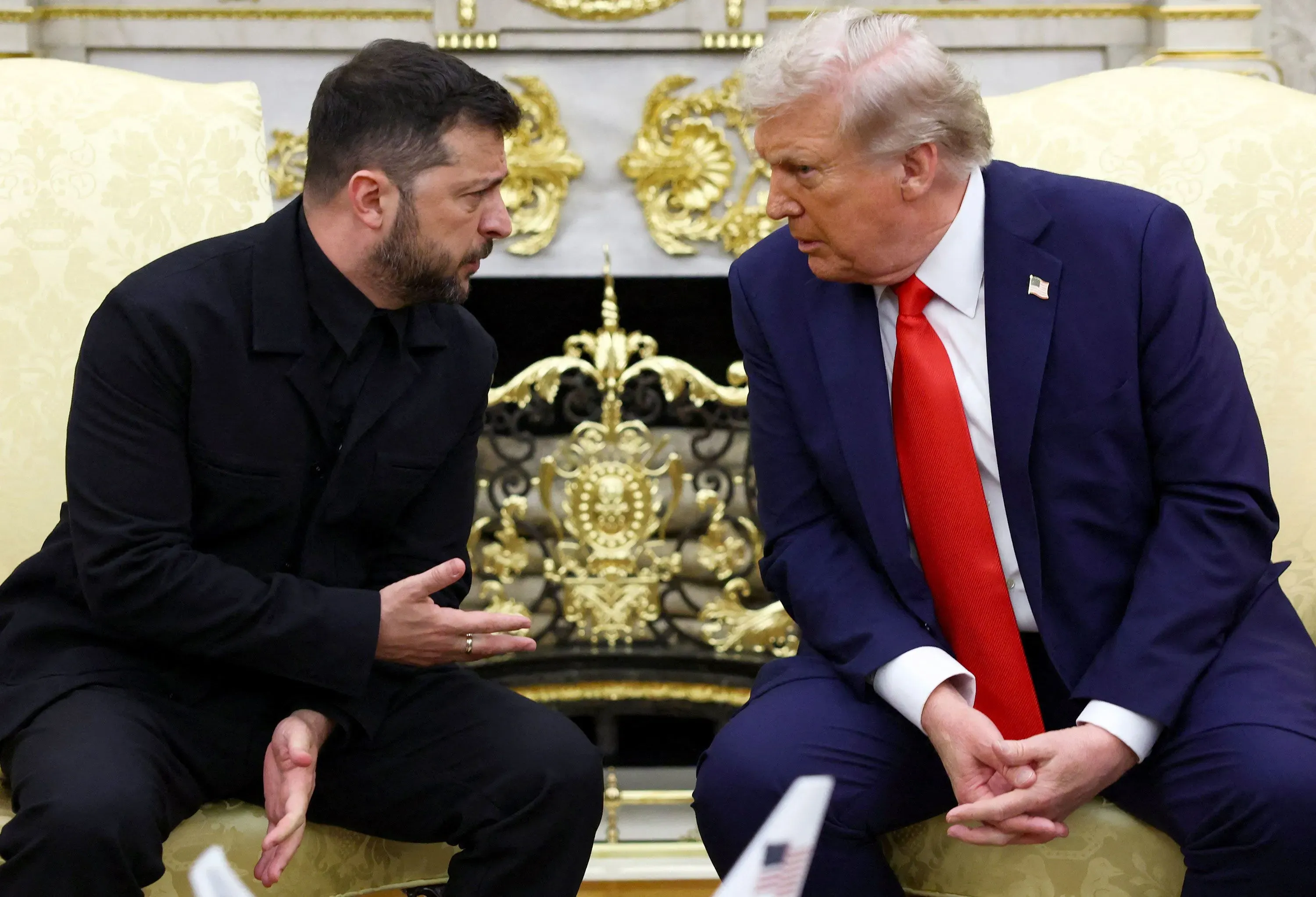 اجتماع بين الرئيس الأمريكي دونالد ترامب والرئيس الأوكراني فولوديمير زيلينسكي في البيت الأبيض، حيث يتبادلان الحديث حول قضايا هامة.