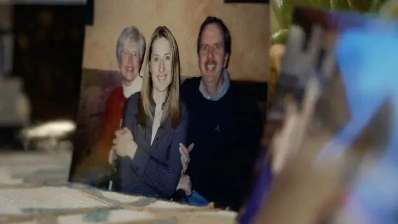 صورة لعائلة تاونسند مع آن ماري هوكهالتر، تُظهر اللحظات السعيدة التي عاشوها معًا بعد مأساة كولومباين.