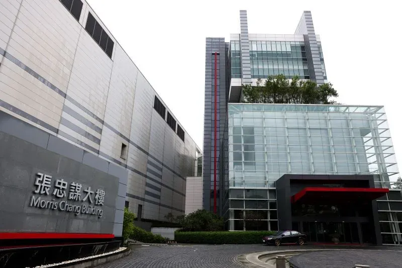 مبنى موريس تشانغ، مقر شركة TSMC، يظهر تصميمًا حديثًا مع واجهة زجاجية، في سياق استثمار بقيمة 100 مليار دولار في الولايات المتحدة.