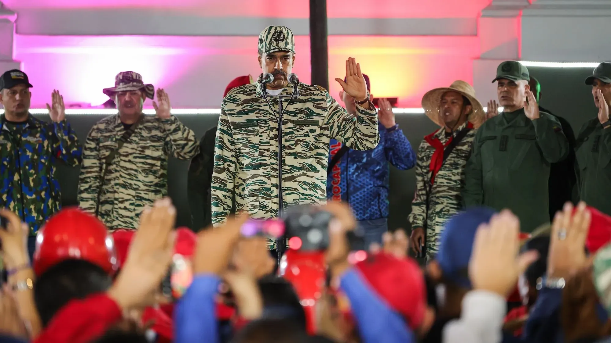 مادورو يؤدي اليمين أمام حشد من المؤيدين، بينما يرتدي الزي العسكري، في أجواء مشحونة وسط قلق من القمع السياسي في فنزويلا.