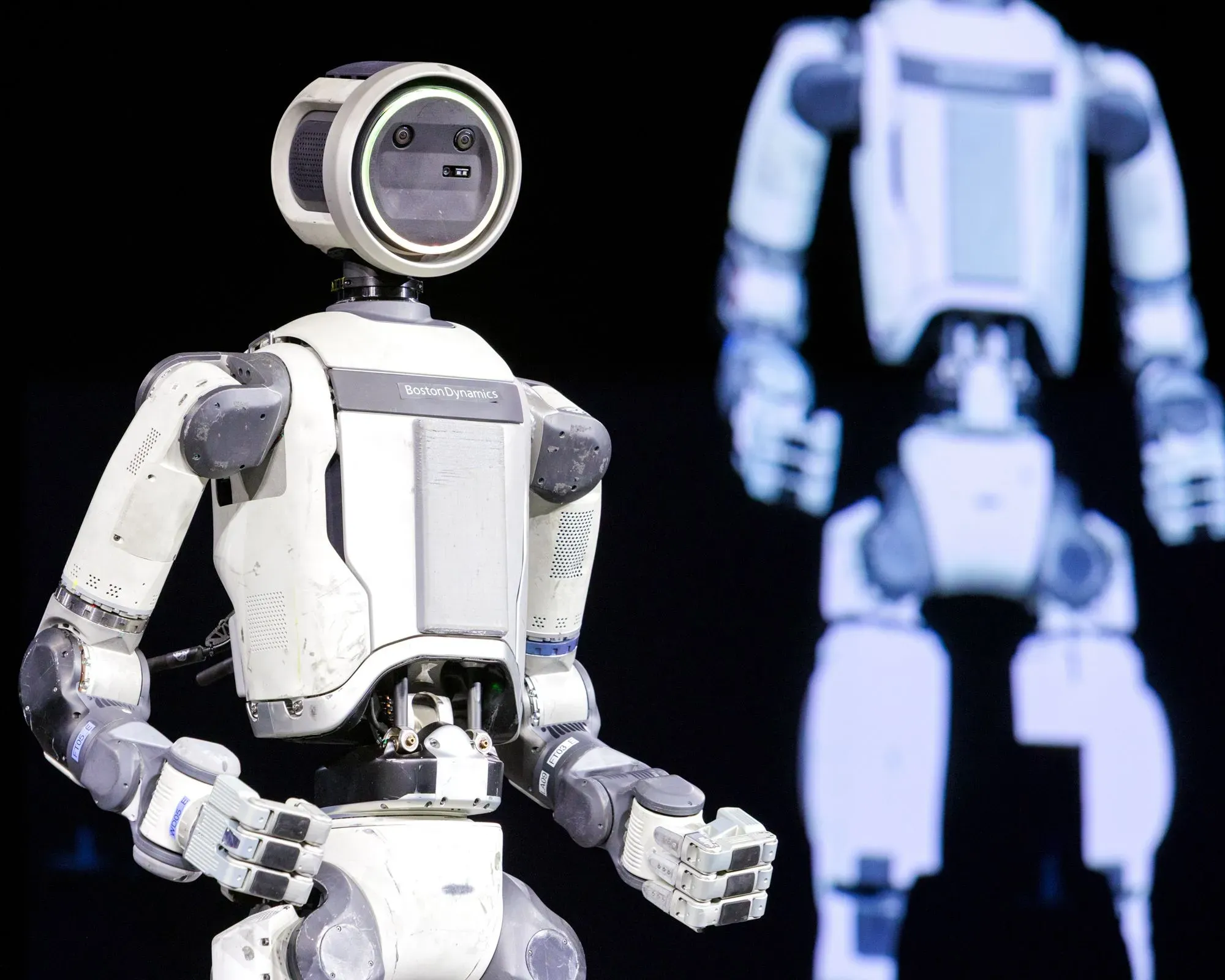 روبوت شبيه بالإنسان من شركة بوسطن ديناميكس، يظهر في معرض الإلكترونيات الاستهلاكية، يعكس تقدم الذكاء الاصطناعي والتكنولوجيا الحديثة.
