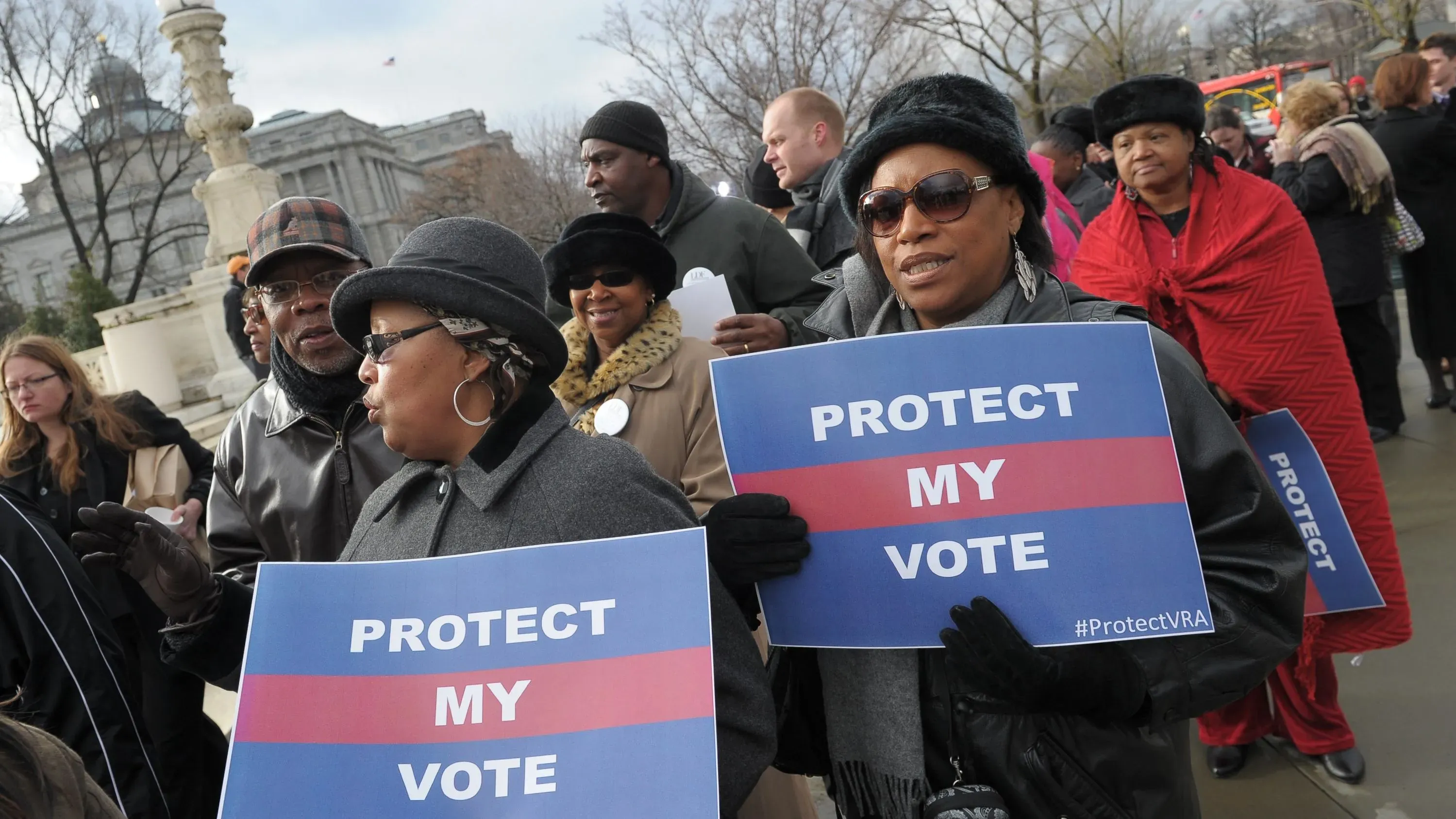 تجمع متظاهرون يحملون لافتات تطالب بحماية حقوق التصويت، مع التركيز على قضايا التمييز العنصري في السياسات الانتخابية.