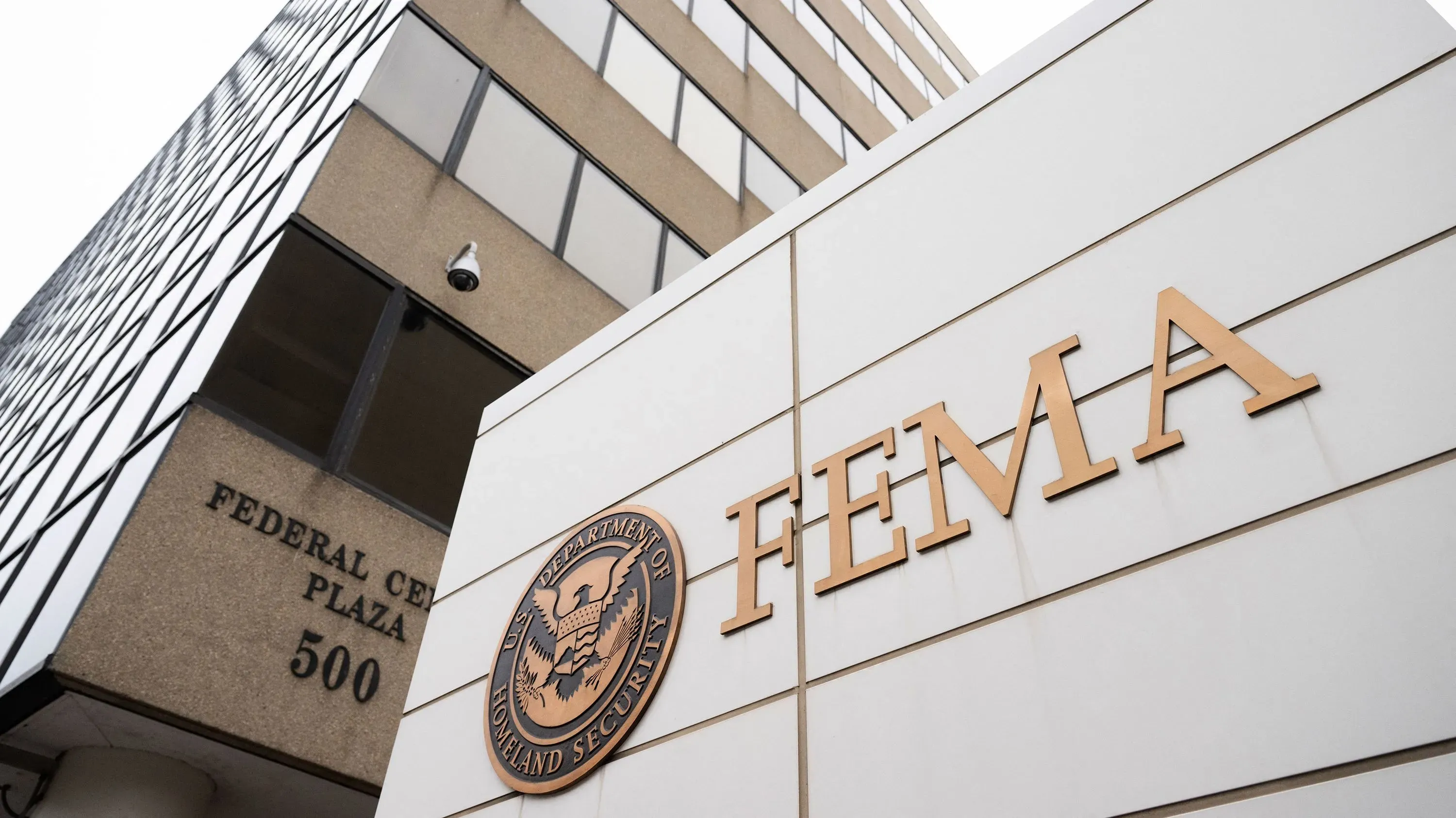 مبنى وكالة إدارة الطوارئ الفيدرالية (FEMA) مع شعار الوكالة، في ظل مخاوف من فقدان عدد كبير من الموظفين المؤهلين.