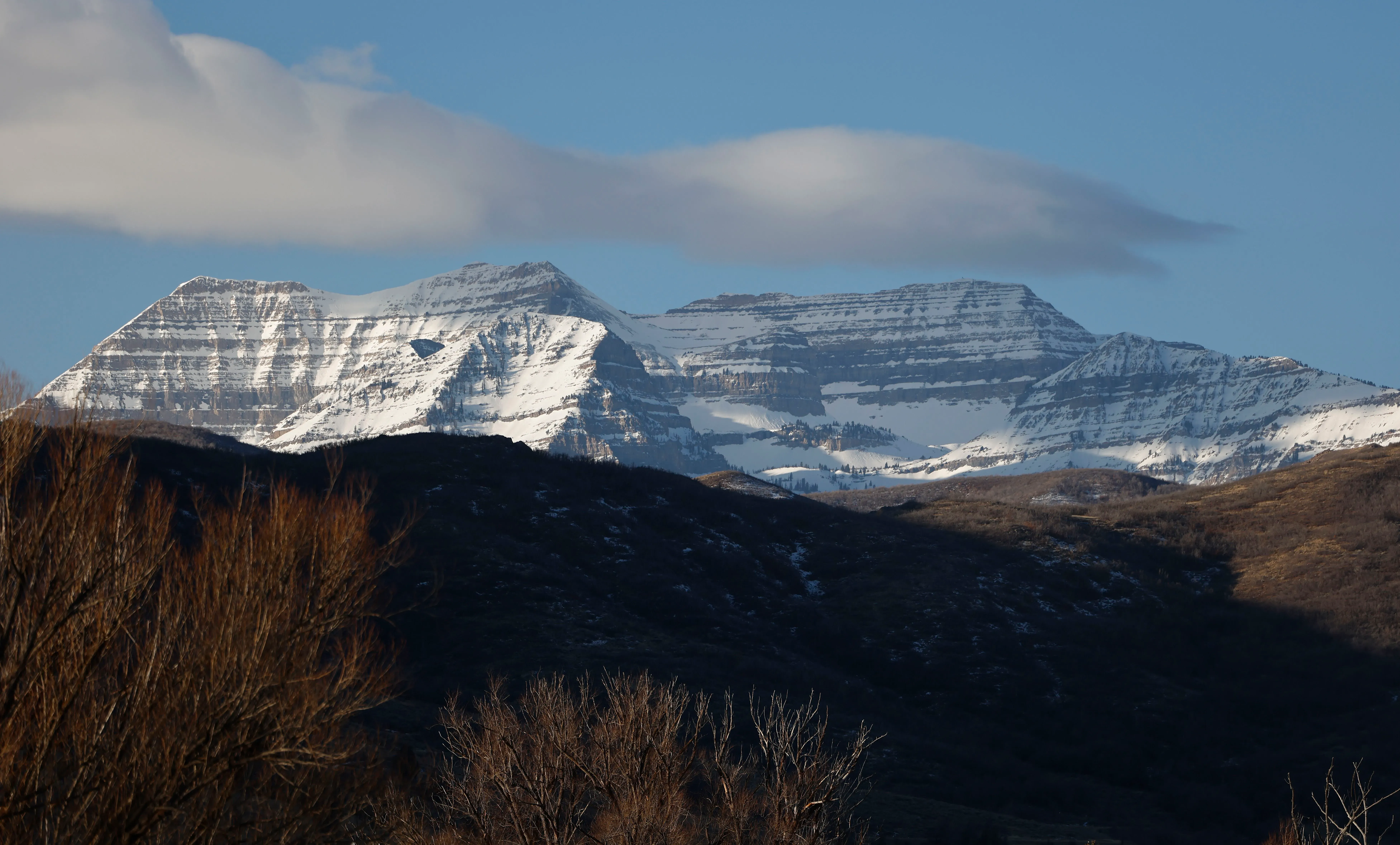 ذوبان مبكر للثلوج على جبال روكي، مع تراجع الغطاء الثلجي، مما يزيد من مخاطر حرائق الغابات بسبب ارتفاع درجات الحرارة.
