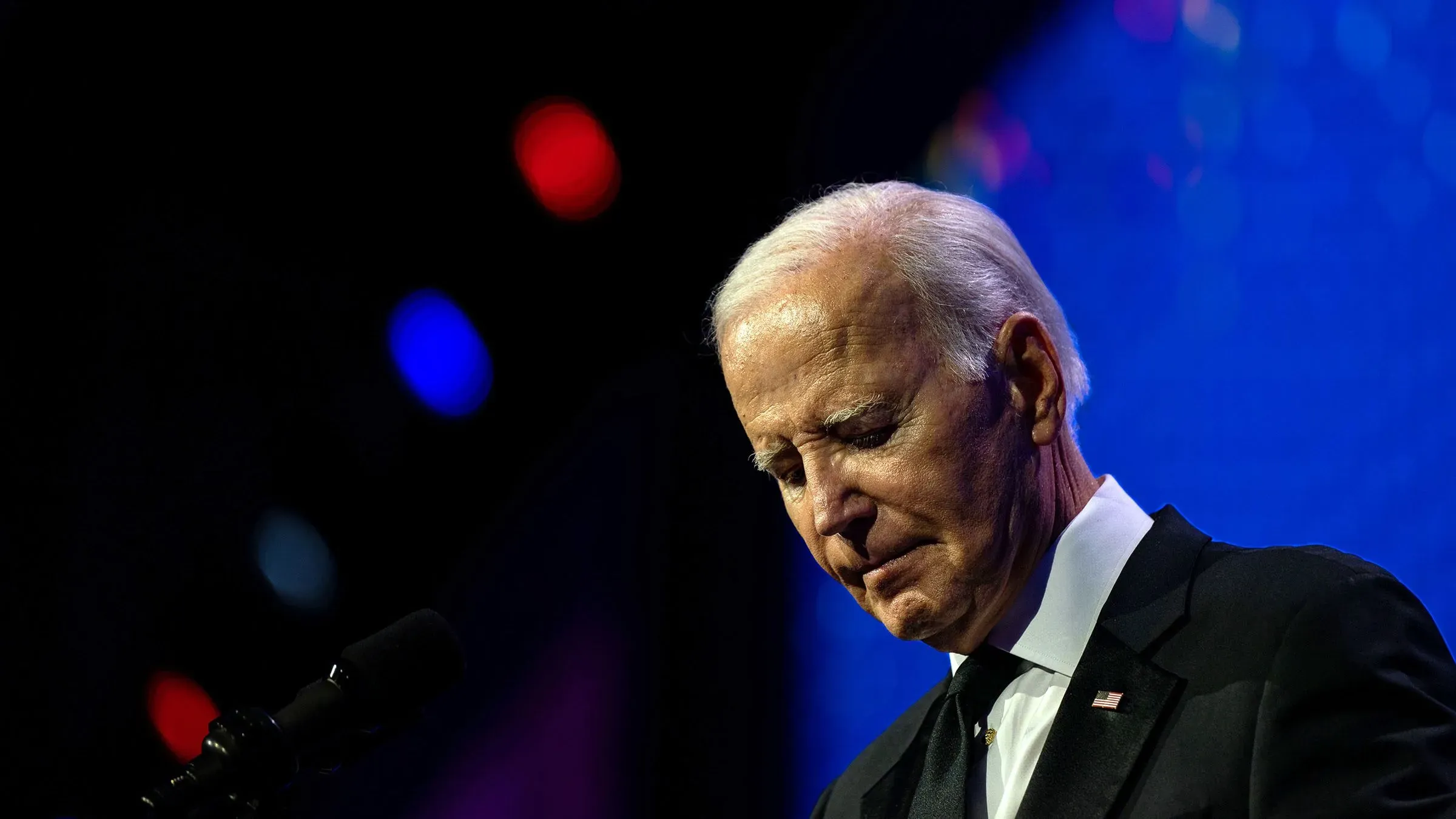 بايدن يبدو شاحبًا ومنخفض الرأس في حدث رسمي، مما يعكس القلق حول حالته الصحية وتأثيرها على قيادته.