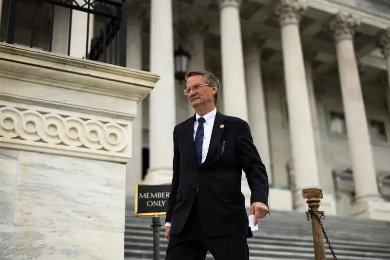 النائب تيم بورشيت يغادر مبنى الكابيتول، معبرًا عن مقاومته لخطط ترامب لزيادة حد الاقتراض الأمريكي.