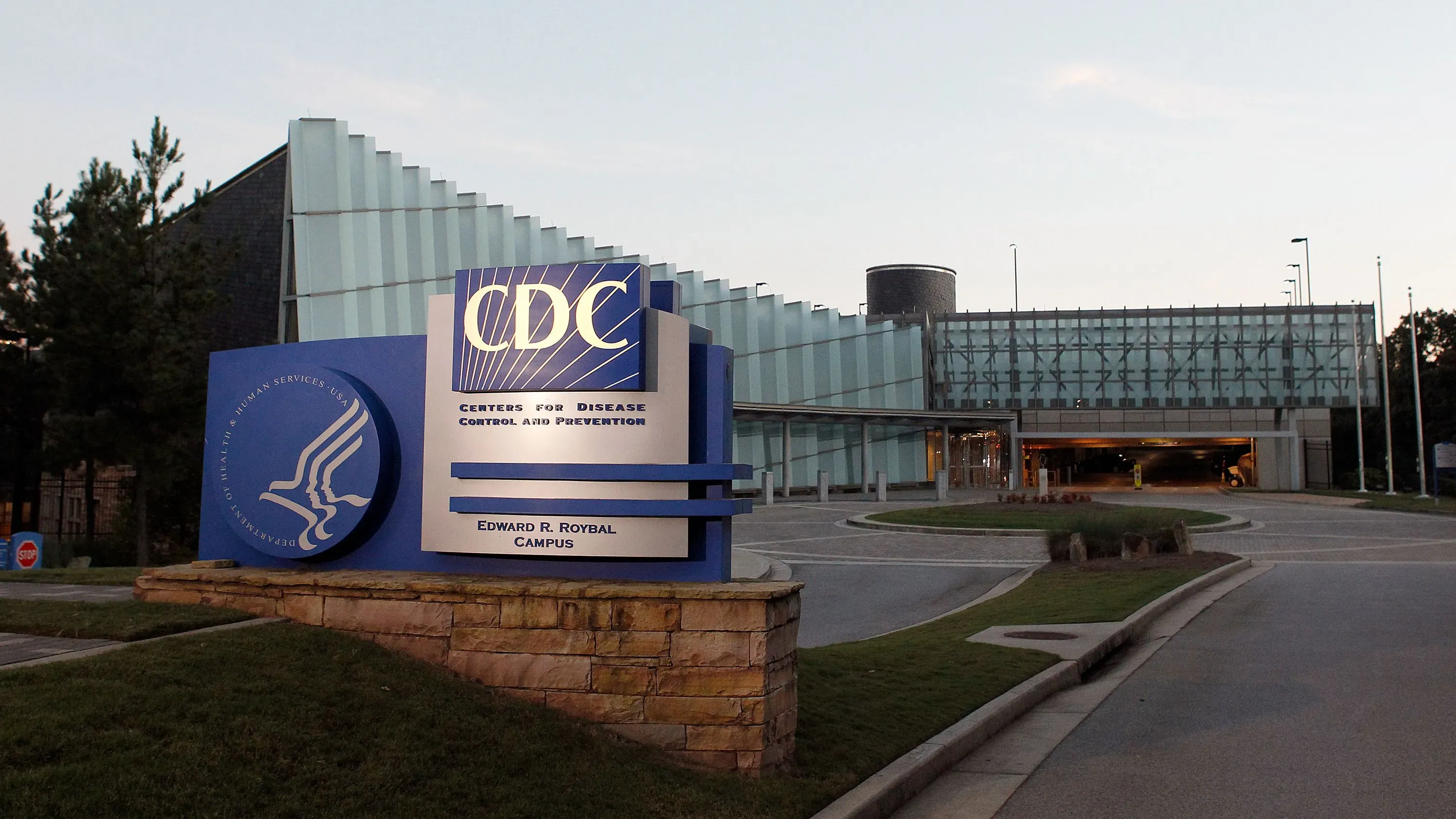 مبنى مركز السيطرة على الأمراض والوقاية منها (CDC) يظهر في الصورة، مع لافتة تحمل اسم المركز، في سياق مغادرة قادة رئيسيين وسط تخفيضات محتملة في الميزانية.