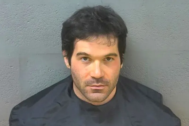 صورة لإستيس كارتر طومسون الثالث، مضيف طيران سابق، يظهر فيها وهو يرتدي ملابس السجن، بعد اعترافه بجرائم تتعلق بالاستغلال الجنسي للأطفال.