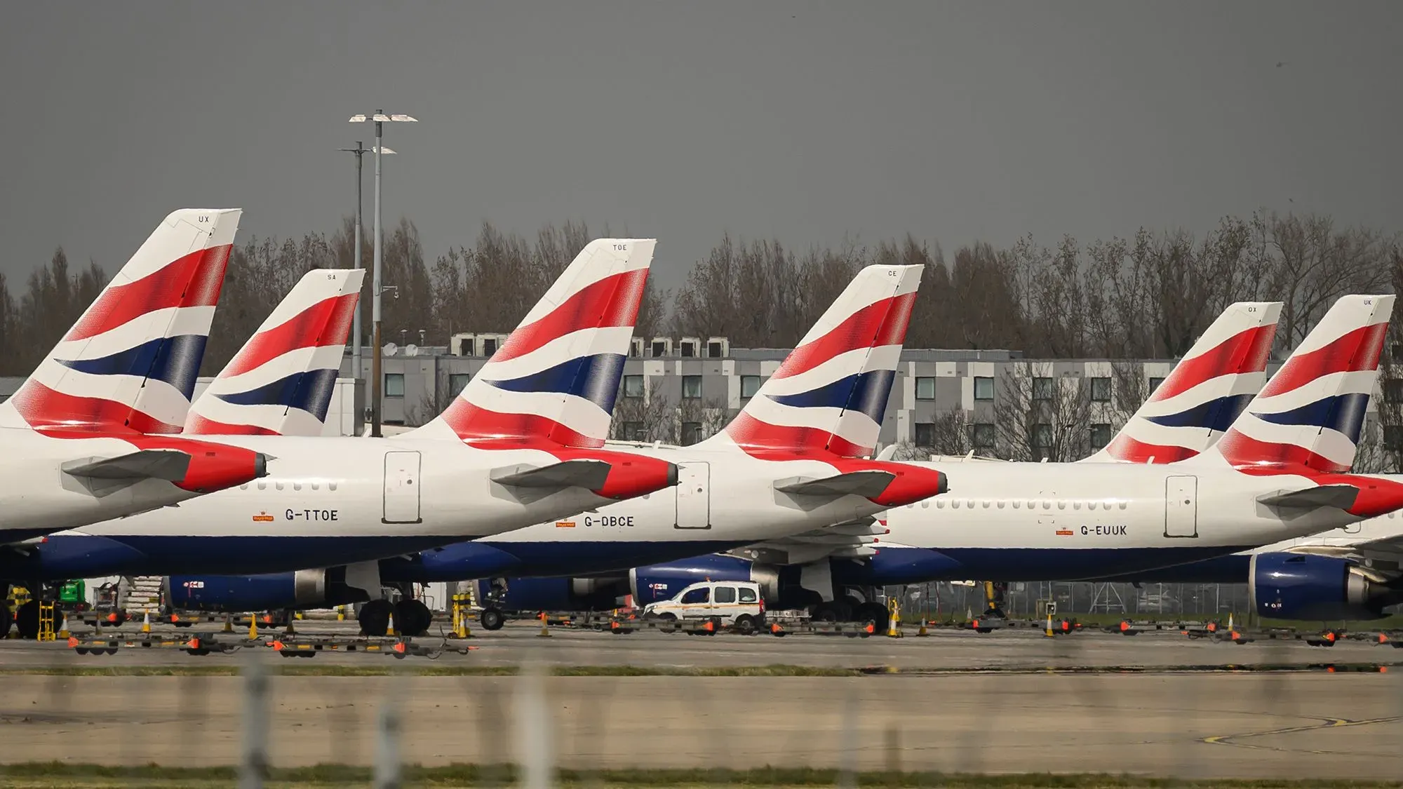 طائرات تابعة لشركة الخطوط الجوية البريطانية متوقفة في مطار هيثرو، حيث تأثرت العمليات الجوية بإغلاق المطار بسبب حريق.