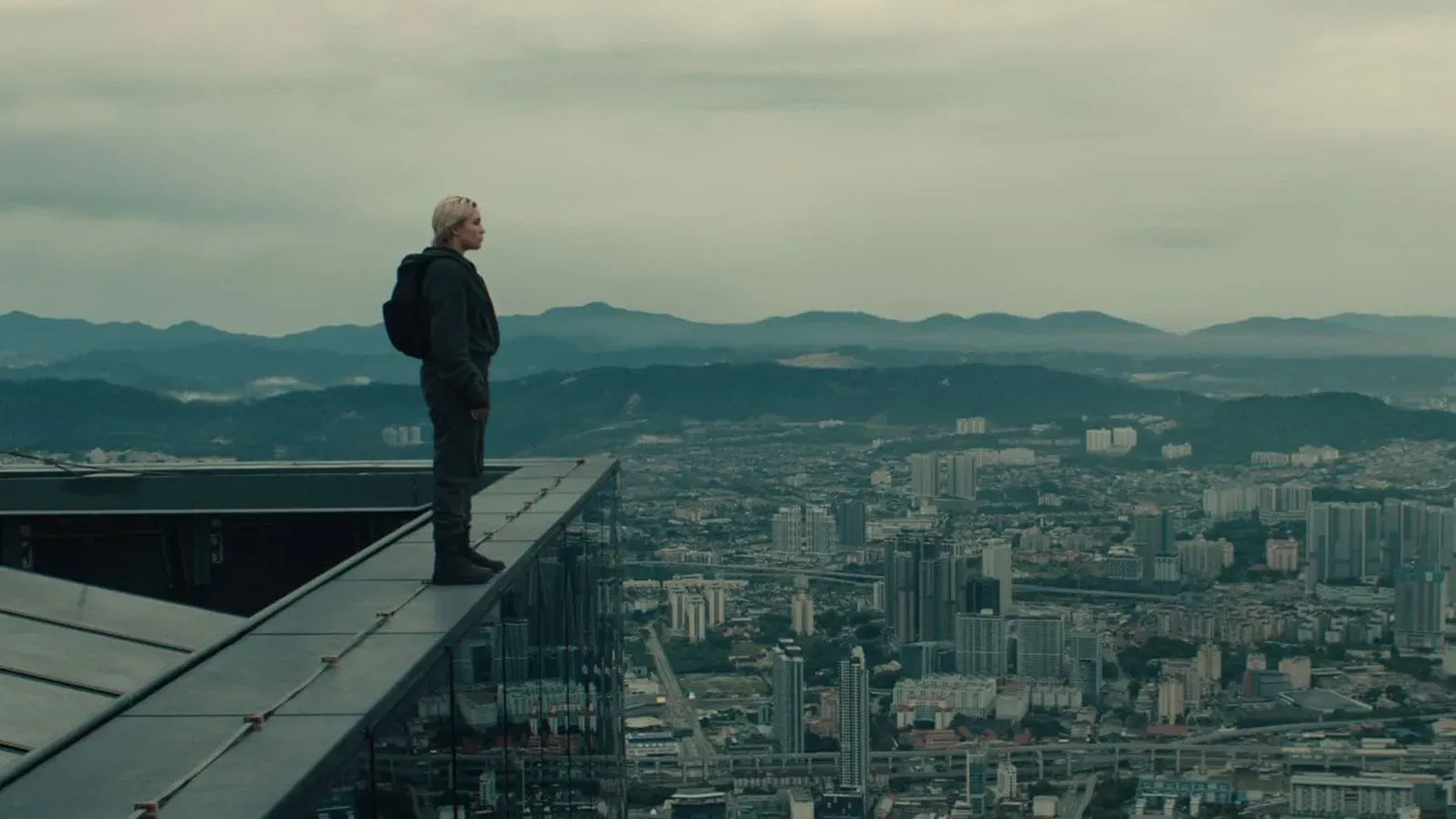 فلورنس بوغ تقف على حافة مبنى ميرديكا 118 في كوالالمبور، مستعدة للقفز في مشهد من فيلم "Thunderbolts*" الجديد.