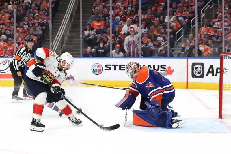 لاعب من فريق فلوريدا بانثرز يحاول تسجيل هدف أثناء مواجهة حارس مرمى فريق إدمونتون أويلرز في نهائي كأس ستانلي.