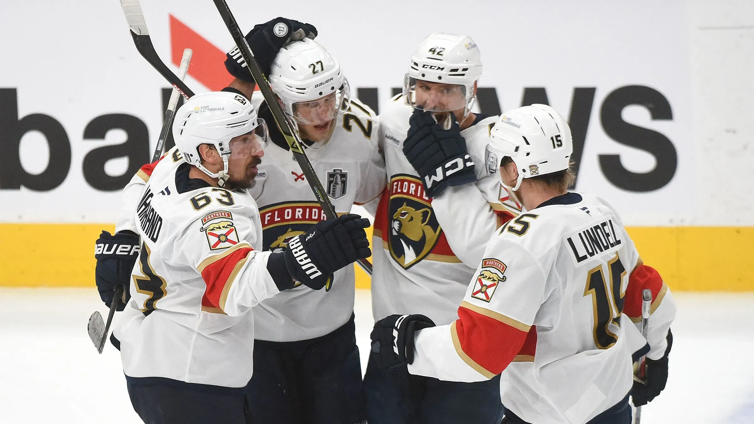 فريق فلوريدا بانثرز يحتفل بتسجيل هدف خلال مباراة نهائي كأس ستانلي، مع التركيز على اللاعبين مارشان وبينيت.