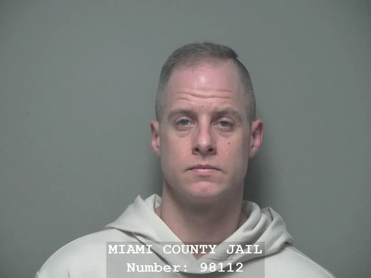 صورة لكاليب فلين، المتهم بقتل زوجته آشلي فلين، أثناء مثوله أمام المحكمة. يظهر في الصورة بملابس السجن وتعبير وجهه جاد.