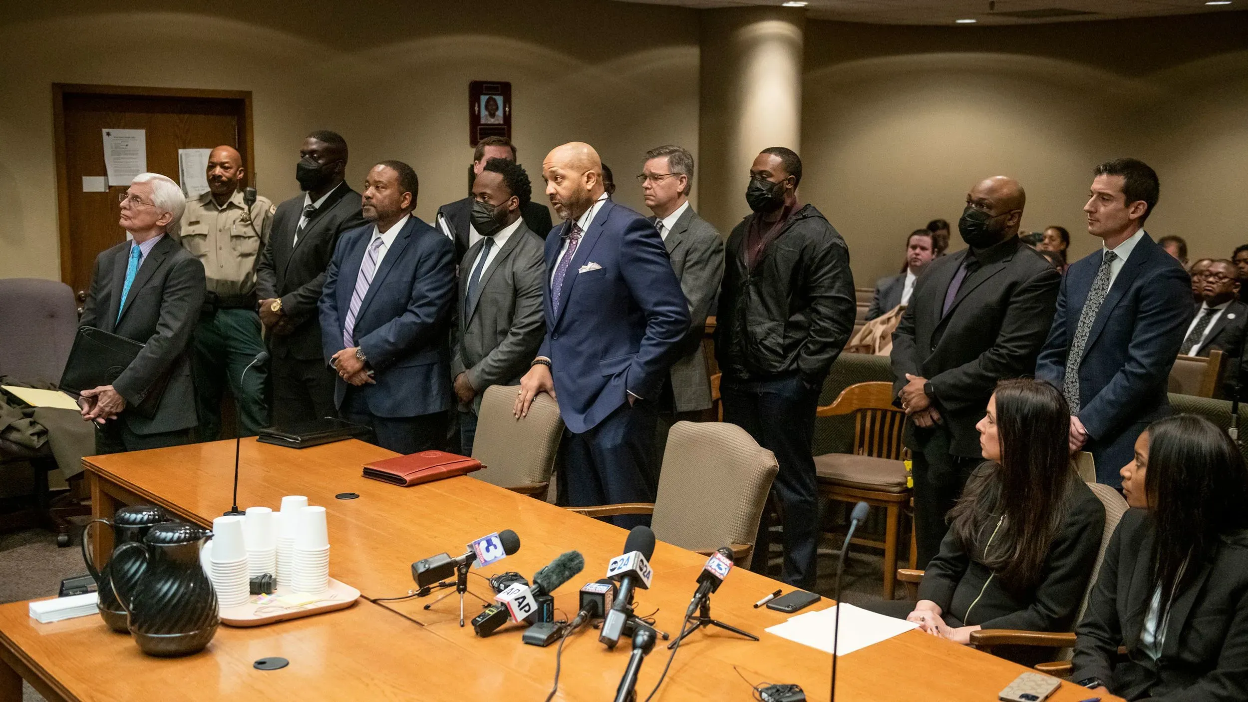 مجموعة من المحامين وضباط الشرطة السابقين في قاعة المحكمة، حيث تبدأ محاكمة تتعلق بقضية تاير نيكولز في تينيسي.