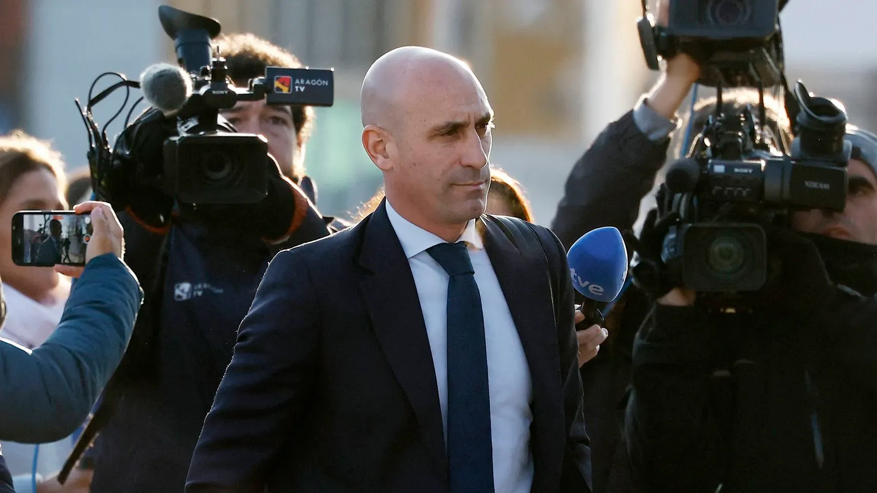 لويس روبياليس يغادر المحكمة وسط حشد من الصحفيين والكاميرات، في سياق محاكمته بتهمة الاعتداء الجنسي بعد قبلة غير مرغوب فيها.