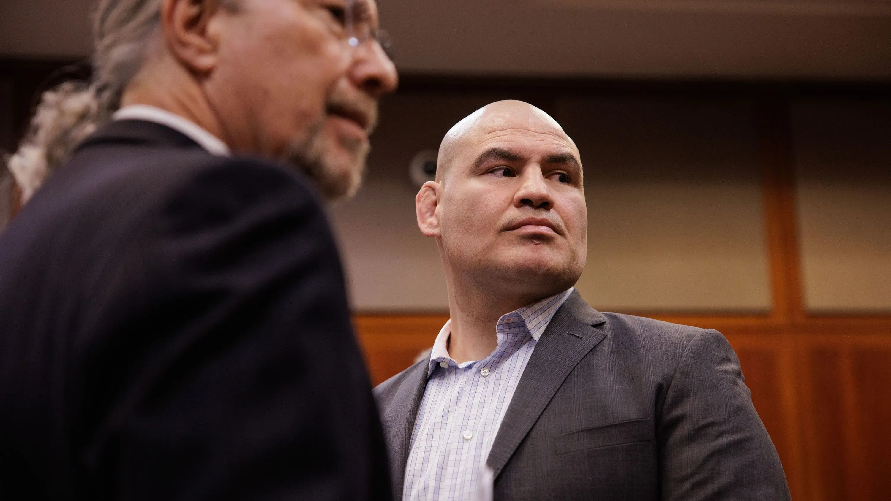 كاين فيلاسكيز، بطل UFC السابق، خلال جلسة المحاكمة حيث حُكم عليه بالسجن خمس سنوات بسبب إطلاق النار في عام 2022.