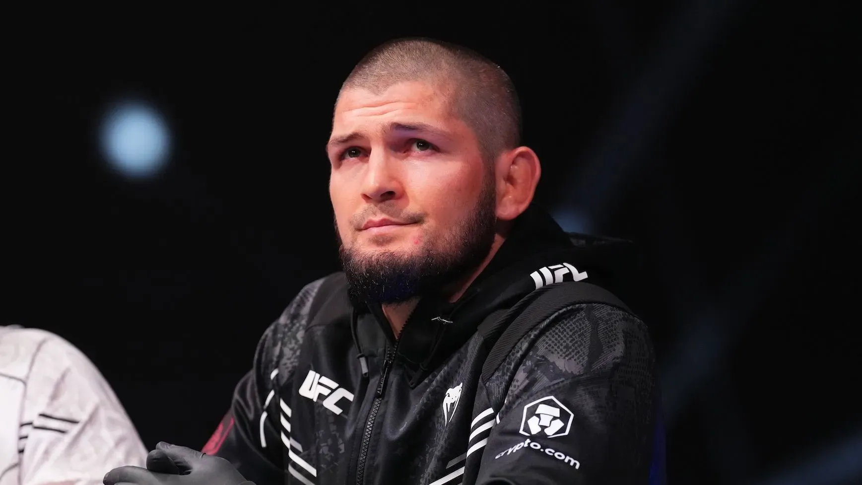 حبيب نورماغوميدوف، بطل UFC السابق، يبدو متوتراً أثناء نقاش مع موظف على متن طائرة، بعد خلاف حول جلوسه في صف الخروج.