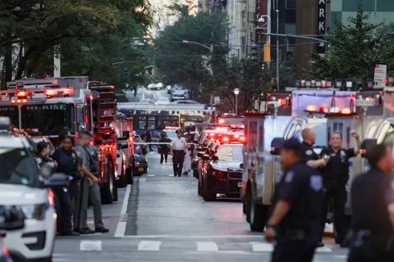 استجابة الشرطة لحادث إطلاق النار في مانهاتن، مع سيارات الإسعاف ورجال الأمن في الموقع، حيث قُتل أربعة أشخاص.