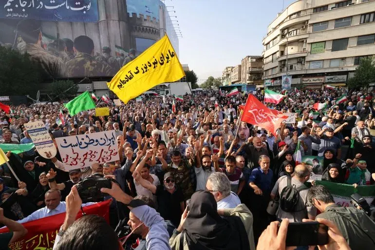 تجمع حاشد في طهران يضم المتظاهرين حاملين لافتات وأعلام، تعبيرًا عن دعمهم لموقف إيران في المفاوضات النووية.