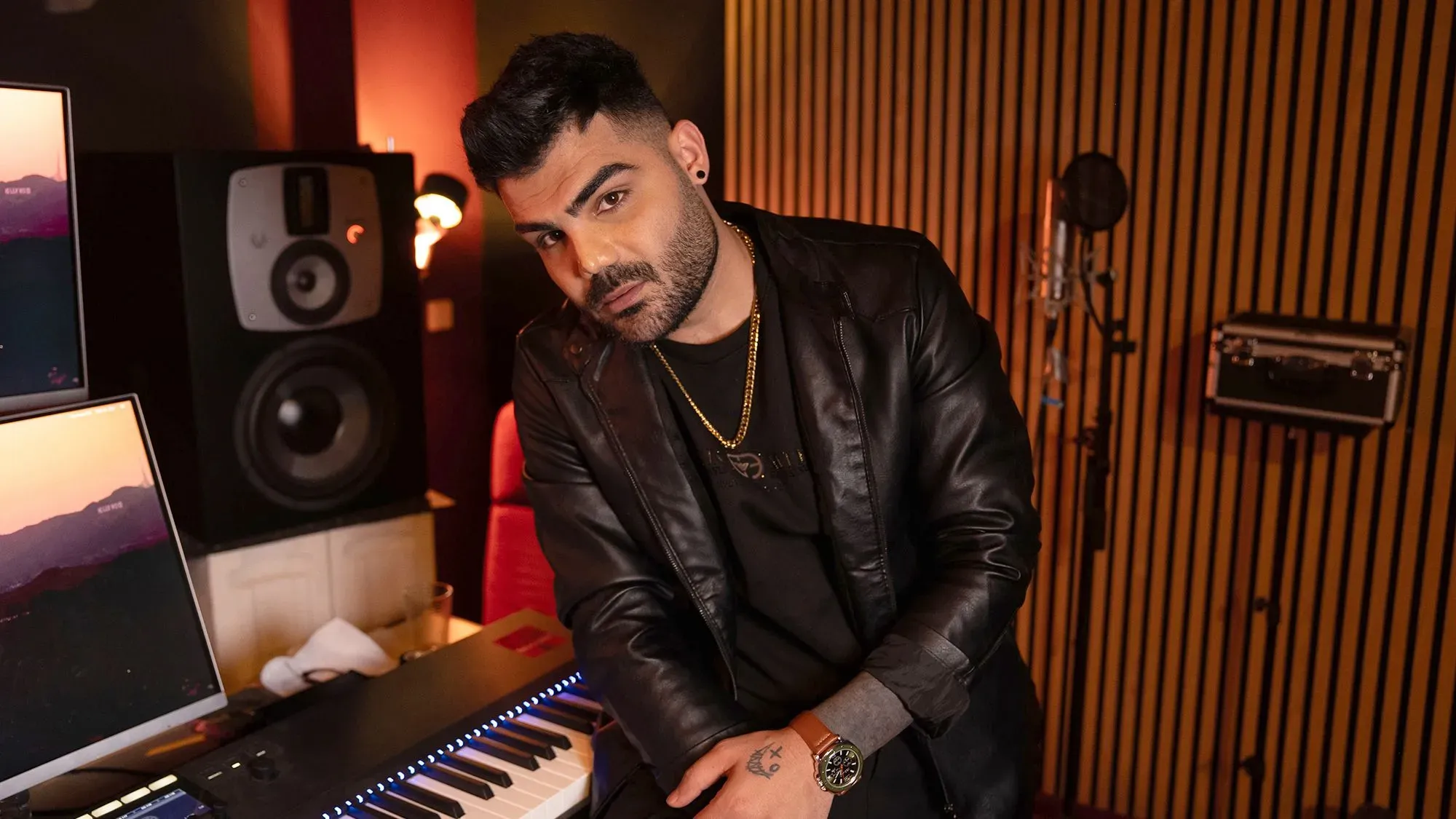 سامان ياسين، مغني الراب الإيراني الكردي، في استوديو موسيقي ببرلين، يعبر عن معاناته بعد تعرضه للتعذيب في السجون الإيرانية.