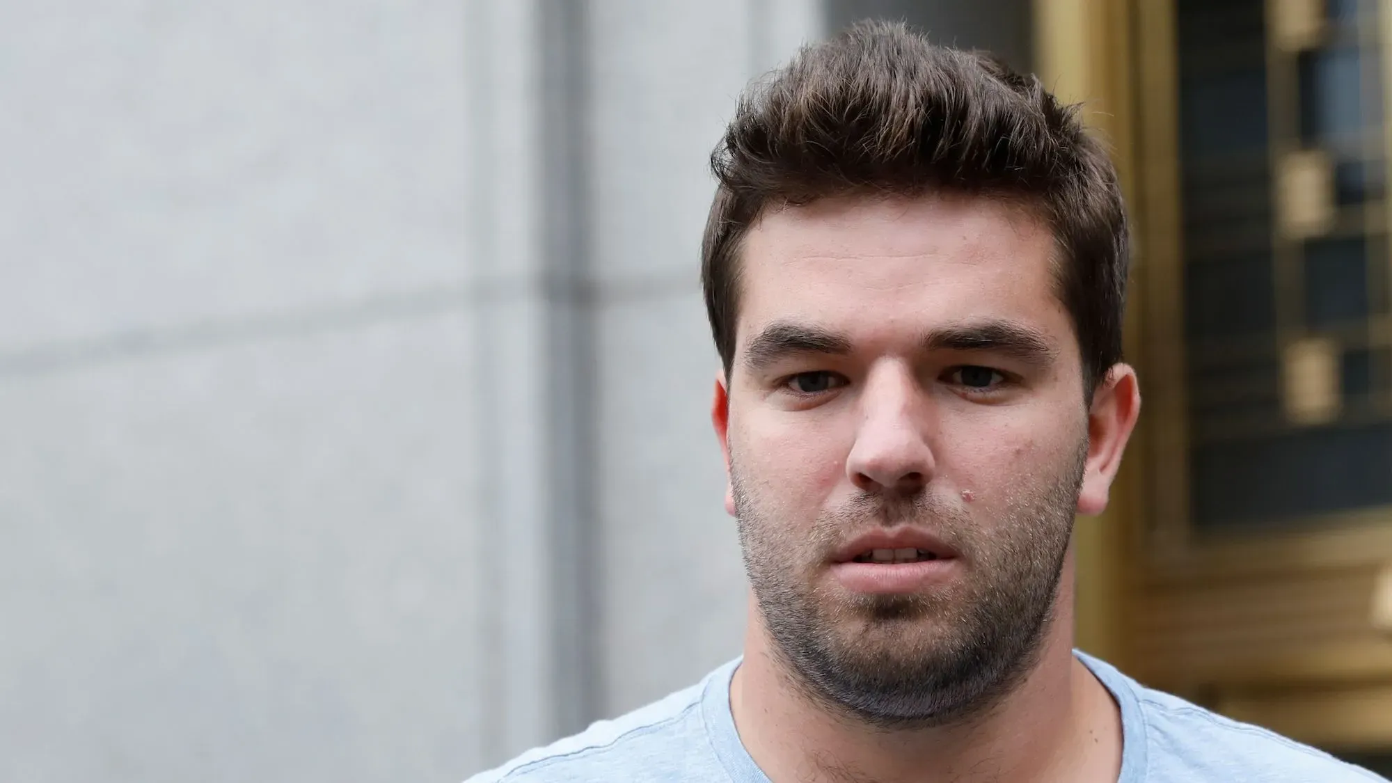 بيلي ماكفارلاند مؤسس مهرجان Fyre Festival، يظهر في صورة مع خلفية غير واضحة، وسط حديثه عن مهرجان Fyre Festival 2 المرتقب.