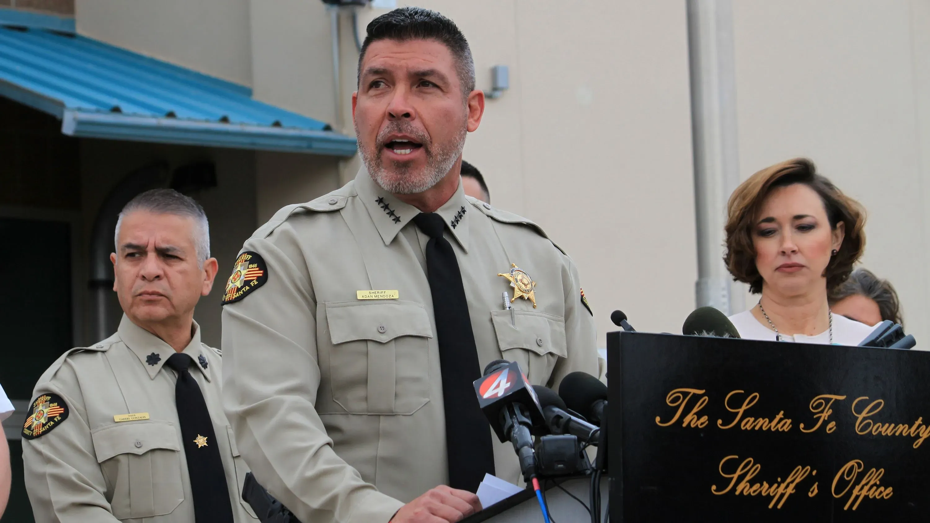 مكتب شريف سانتا في يعلن تفاصيل التحقيق في وفاة جين هاكمان وزوجته، مع التركيز على الظروف المحيطة بنفوق كلبهم زينا.