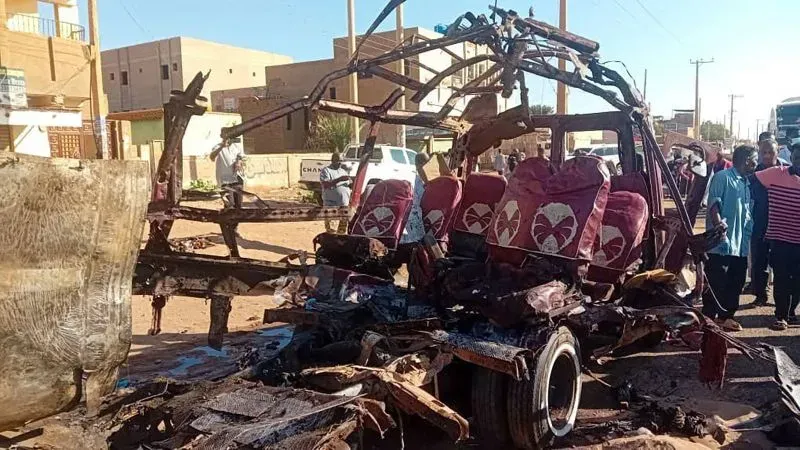 سيارة محترقة في شوارع السودان، تعكس آثار الصراع الأهلي والعنف المستمر، حيث يعاني المدنيون من تداعيات النزاع.
