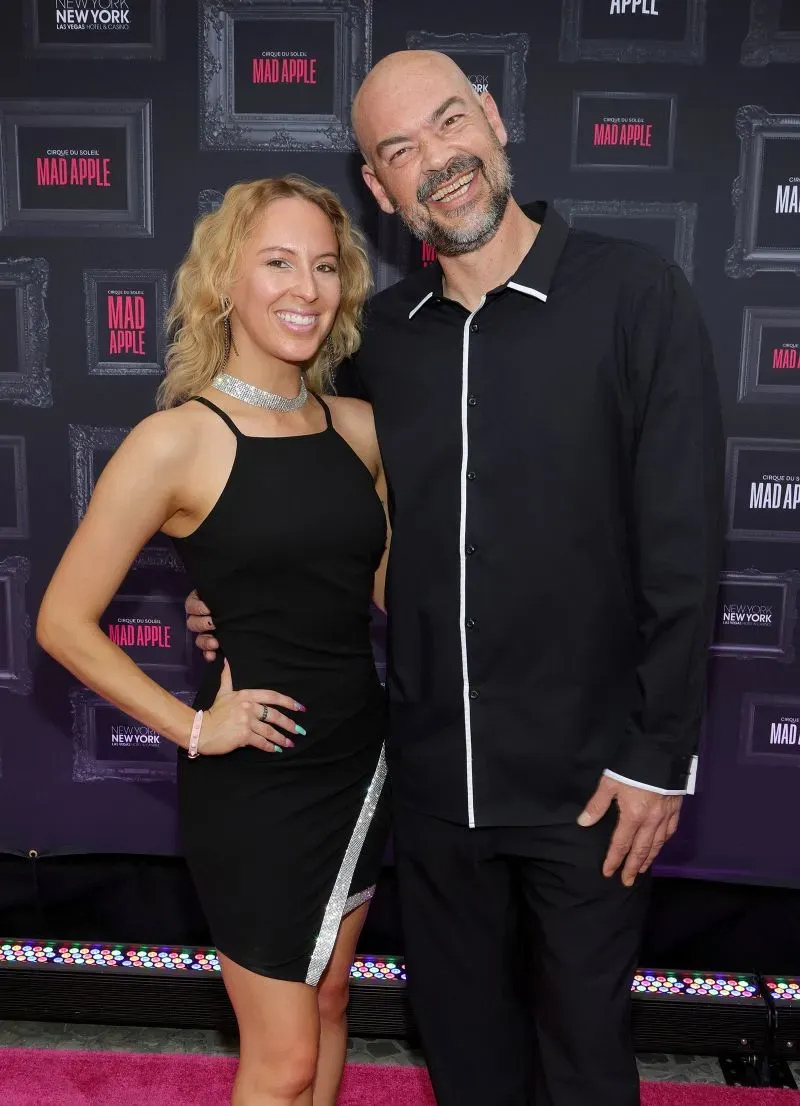 فيكتوريا جودوين وزوجها آرون جودوين في حدث عام، حيث يُظهران ابتساماتهما. تم القبض عليها للاشتباه في التآمر لارتكاب جريمة قتل.