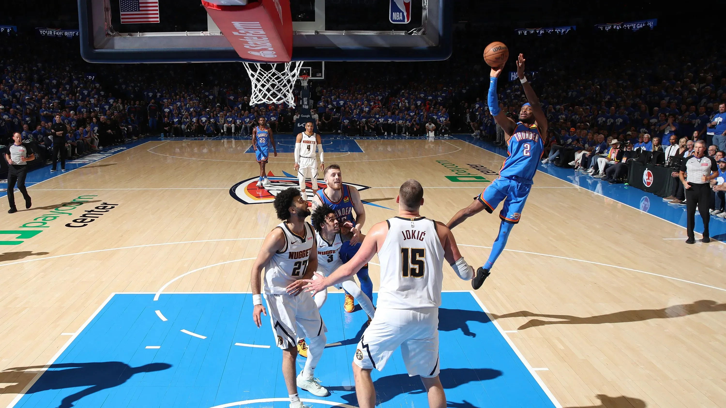 لاعب أوكلاهوما سيتي جالين ويليامز يسجل نقطة خلال مباراة حاسمة ضد دنفر ناجتس، حيث تأهل ثاندر إلى نهائيات المؤتمر الغربي.