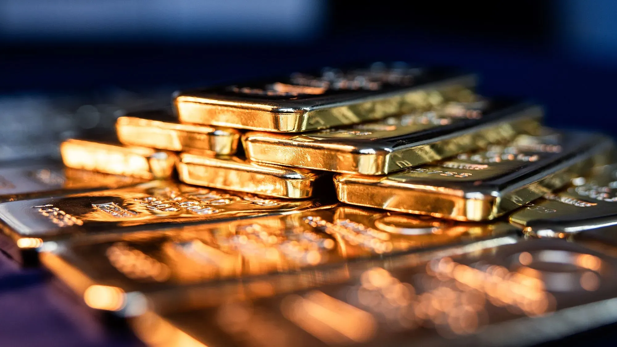 ارتفاع سعر الذهب إلى مستوى قياسي جديد مع تزايد الطلب على أصول الملاذ الآمن وسط المخاوف الاقتصادية والسياسية.