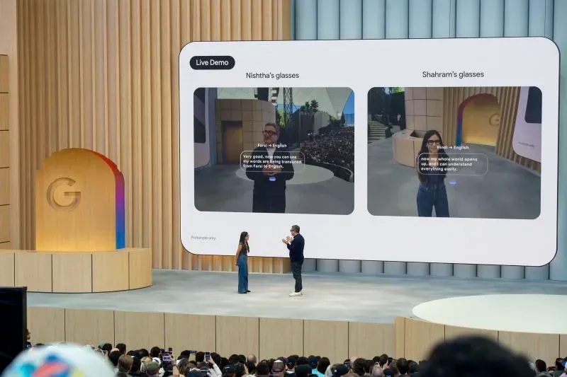 عرض تقديمي في مؤتمر تكنولوجي يوضح كيفية استخدام النظارات الذكية لفهم العالم من حول المستخدمين، مع عرض لواجهة المستخدم.