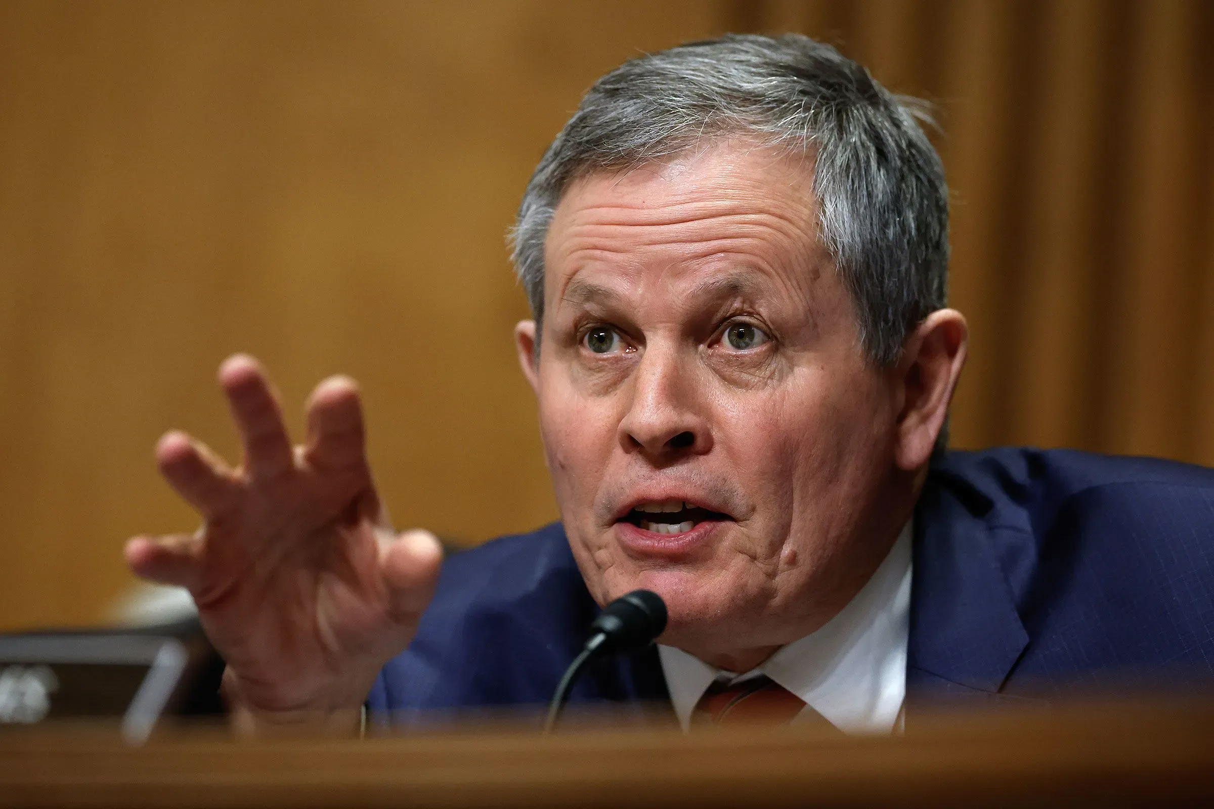 السيناتور ستيف داينز يتحدث بجدية خلال جلسة، معبرًا عن قرار انسحابه المفاجئ من سباق مجلس الشيوخ في مونتانا.