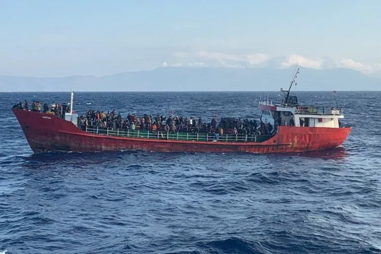 سفينة مكتظة بالمهاجرين غير الشرعيين في البحر، في سياق أزمة الهجرة إلى اليونان من شمال أفريقيا.