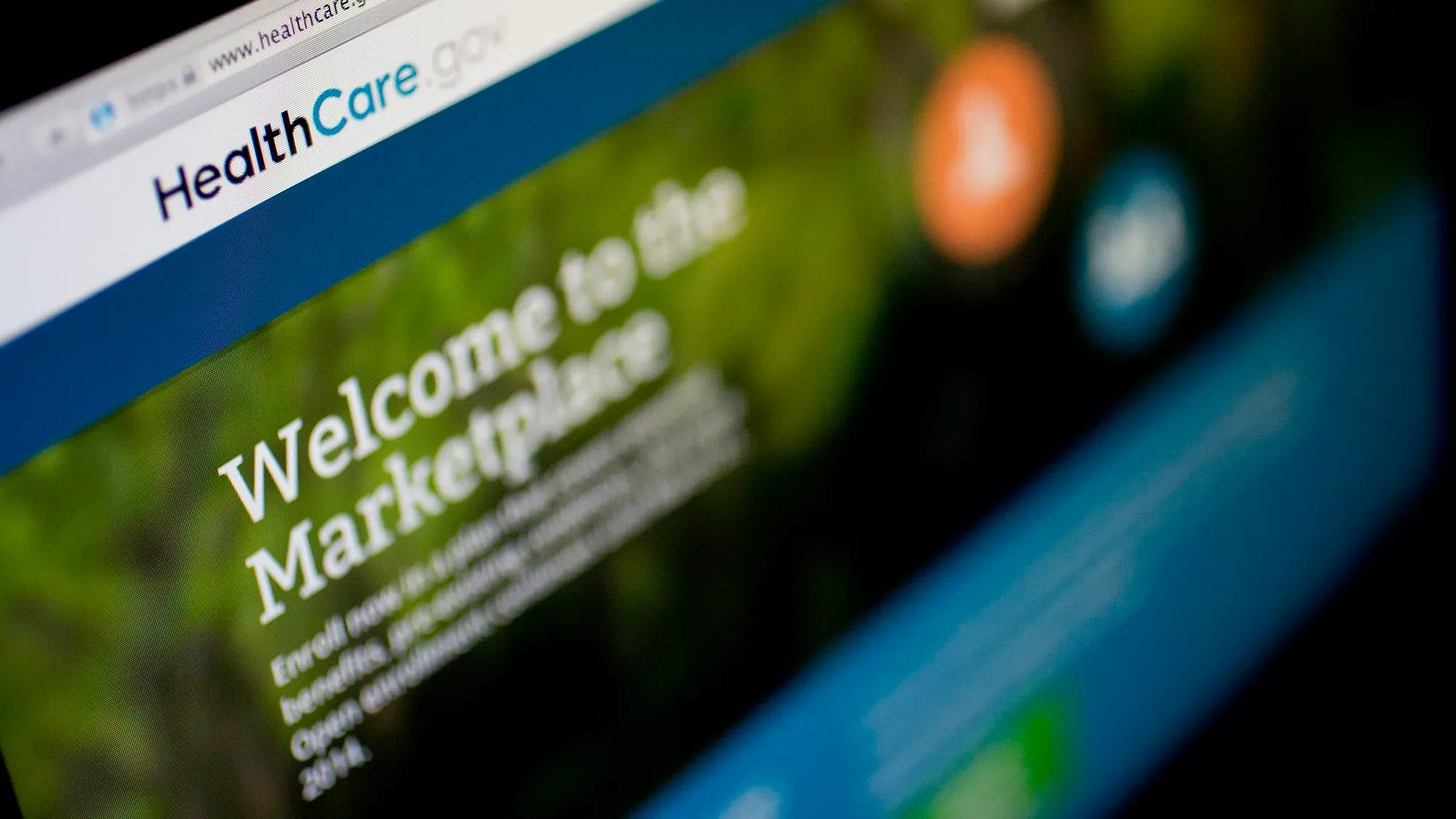 واجهة موقع "HealthCare.gov" تظهر رسالة ترحيب للمستخدمين بالدخول إلى سوق التأمين الصحي، مع تفاصيل التسجيل.